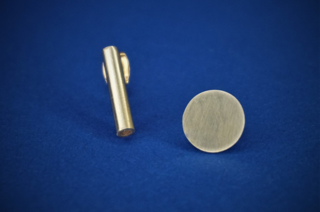 Marta Gronowska ; Kolczyki z mosiądzu, asymetryczne sztyfty.