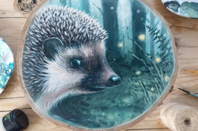 Joanna Podolska ; Jeż na drewnie brzozowym