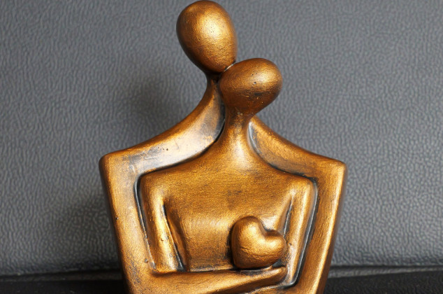 Justyna Jaszke ; Rzeźba Para Zakochanych miodowe złoto wys. 11,8 cm