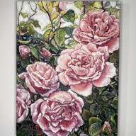 Krzew różowych róż.