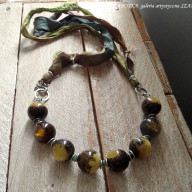 w JEDWABIACH naszyjnik z bursztynu, szmaragdu, jedwabiu i srebra