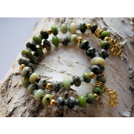 Dwie bransoletki na gumce z serpentynitu z zawieszkami