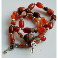 Trzy bransoletki na gumce z agatu z zawieszkami