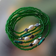 NASZYJNIK KIRSTEN ZIELONE KORALE DŁUGIE Z PERŁĄ