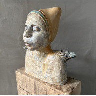 Anioł w czapeczce - rzeźba ceramiczna