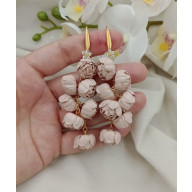 Długie kolczyki kwiatki piwonie peonie beżowe piaskowe różyczki róże