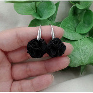 Małe czarne kolczyki kwiaty kwiatowe