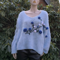 BŁĘKITNY, OVERSIZOWY SWETEREK Z HAFTOWANYMI KWIATAMI.