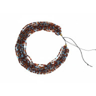 RĘCZNIE ROBIONY NASZYJNIK WIELORZĘDOWY – BRĄZ I BŁĘKIT Z MAKRAMOWYM ZAPIĘCIEM I ZŁOTYMI DETALAMI