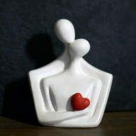 RZEŹBA Z GIPSU, PARA ZAKOCHANYCH, BIAŁA, WYS. 12,2 CM