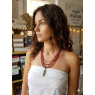 DŁUGI NASZYJNIK BOHO – WIELOWARSTWOWE CZERWONE KORALE Z ZAWIESZKĄ PIÓRKIEM