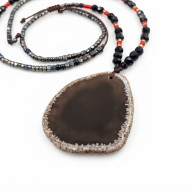 RĘCZNIE ROBIONY NASZYJNIK Z NATURALNYM AGATEM I CZERWONYM KORALEM – BOHO CHIC